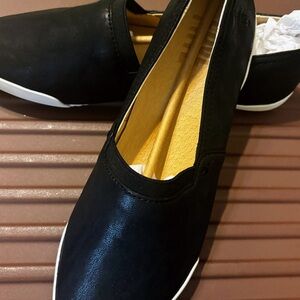 FRYE Black leather Slip-On Women's Shoes NWOB